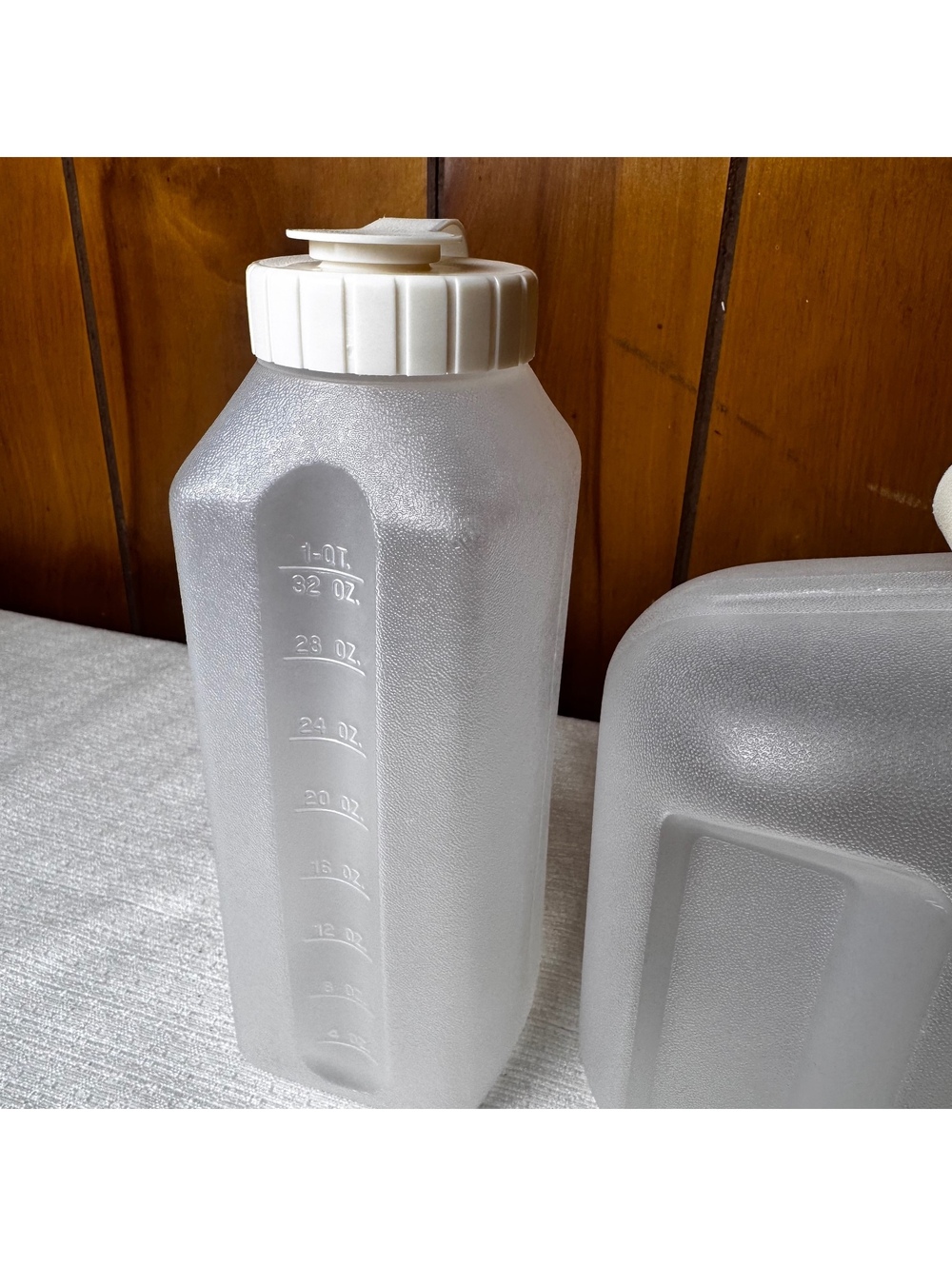 Vintage Rubbermaid Measuring Set 1 Liter & 1.75 Quart Frosted Plastic Containers - Picture 4 of 4